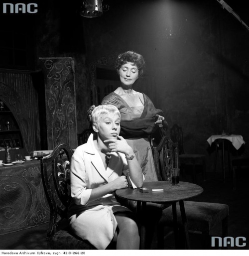 Janina Martini ( jako matka Eurydyki ) i Zofia Kucówna ( jako Eurydyka ) ( siedzi ) w sztuce " Eurydyka " w Teatrze Powszechnym w Warszawie_10.1961 r.