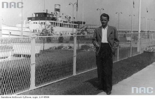 Włodzimierz Łodziński, aktor, podczas wypoczynku po nagraniu filmu " Czarne Diamenty ". Gdynia_1939 r.