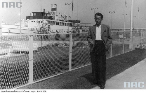 Włodzimierz Łodziński, aktor, podczas wypoczynku po nagraniu filmu " Czarne Diamenty ". Gdynia_1939 r.