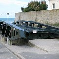 Arromanches-les-Bains element mostu po którym czołgi zjeżdżały ze statków bezpośrednio na ląd