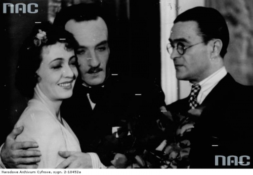 Aktorzy Maria Malicka, Roman Niewiarowicz i Adolf Dymsza ( z prawej ) w sztuce " Kochanek to ja " w Teatrze Komedia w Warszawie_9.1942 r.