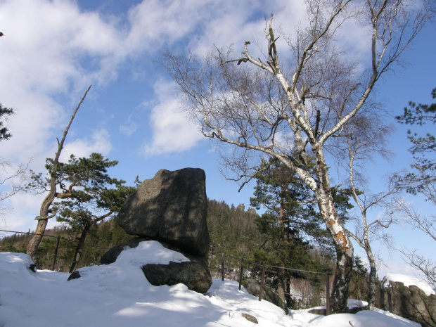 Widok na Sokolik w Rudawach Janowickich.. #Góry #RudawyJanowickie #zima