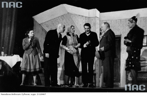 Aktorzy od lewej: Piasecka, Józef Orwid, S. Rapacka, Jerzy Bielenia, Antoni Fertner, Ina Benita w operetce " Kuzynek z księżyca " w Teatrze Niebieski Motyl w Warszawie_02.1941 r.
