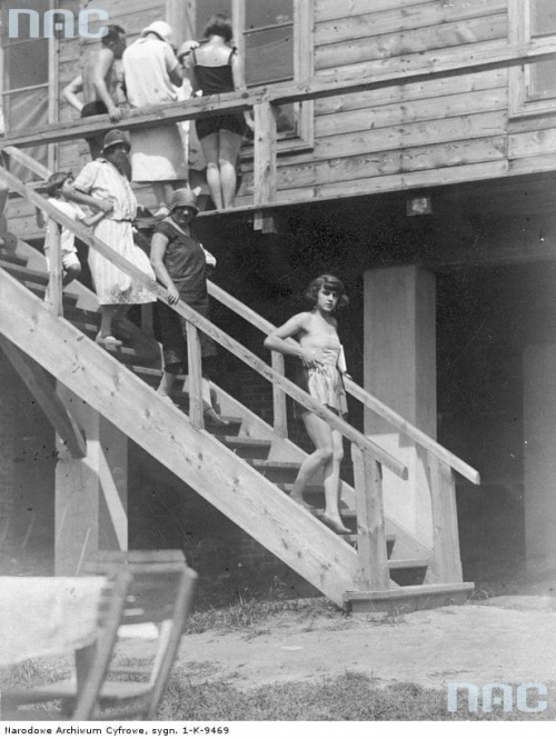 Aktorka i piosenkarka Mira Zimińska, w drodze na plażę ( schodzi po schodach w kostiumie ). Warszawa_07.1925 r.