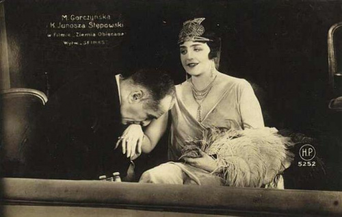 Aktorzy Maria Gorczyńska i Kazimierz Junosza - Stępowski, zdjęcia z filmu " Ziemia Obiecana "_1927 r.