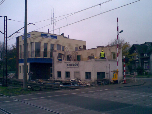 2008 11 06 - Goleniów - Rozbiórka starej nastawni - foto z przejazdu #Goleniów #kolej #PKP #stacja #dworzec #nastawnia #przejazd #LCS