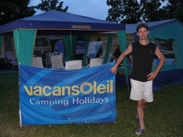 Po przyjeździe na miejsce należy się zgłosić do tego namiotu jeśli ma sie wczasy z biura podróży VACANSOLEIL. #baseny #Słowenia #wczasy #urlop