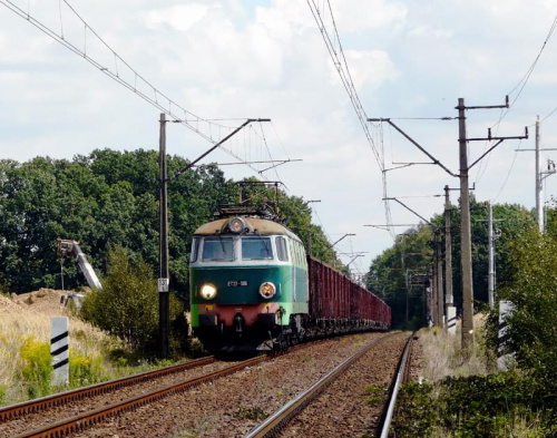 ET22-806 ze składem węglarek dojeżdża do podg. Stary Staw. 21.08.08r. #byk #bzyk #et22 #towar #brutto #lokomotywa #pociąg #PociągTowarowy