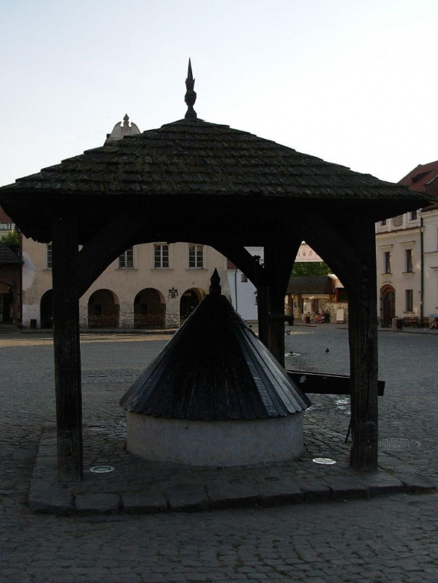 studnia na rynku w Kazimierzu Dolnym