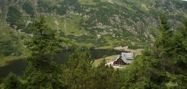 Schronisko "SAMOTNIA" w kotle Małego Stawu w Karkonoszach