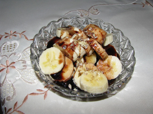 Banany w gorącej czekoladzie z orzechami. Mój sposób na ponure jesienne wieczory :)