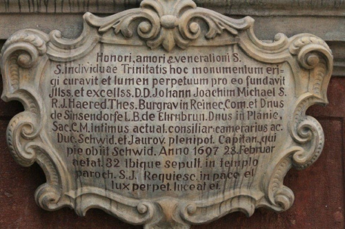 Barokowa kolumna Świętej Trójcy wykonana jest z czerwonego piaskowca. Posąg anonimowego autorstwa ufundowany został w 1693 r. przez starostę świdnicko - jaworskiego Joachima von Sinzendorfa. Fundator, po swojej mierci w 1697 r., pochowany został w ko...