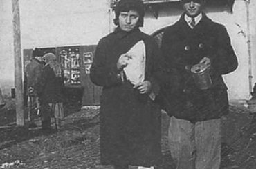 Kwesta tuż przed bramą wjezdną na ul. Targowej, widoczny piękny balkon... #StaryHrubieszów #Targowa #Brama