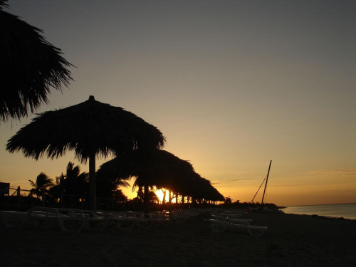 wschód słońca w Trynidadzie - plaża Ancon