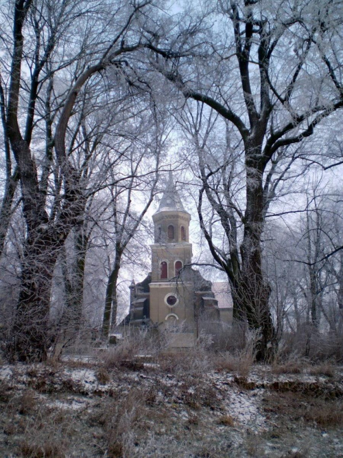 Kościół w Strzelcach Wielkich w zimowej scenerii .