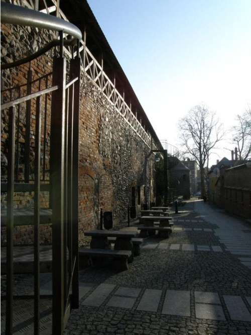 Ulica Cicha w Żarach, fragment murów staromiejskich.