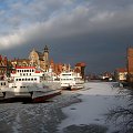 Gdańsk, widok na zamarzniętą Motławę...W bardzo zimny i mrozny dzien, spacer po Gdańsku, aparat w metalowej obudowie przymarzał mi do ręki a obiektyw się zacinał z zimna! #Gdańsk #MojeMiasto #widoki #zima
