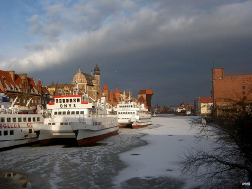 Gdańsk, widok na zamarzniętą Motławę...W bardzo zimny i mrozny dzien, spacer po Gdańsku, aparat w metalowej obudowie przymarzał mi do ręki a obiektyw się zacinał z zimna! #Gdańsk #MojeMiasto #widoki #zima