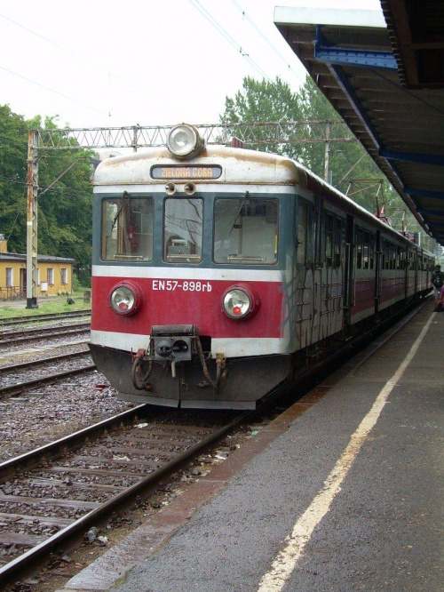 Kibelek(poznańska jednostka EN57 - #898) jako dodatkowy pociąg z Kostrzyna do Zielonej Góry uruchomiony w związku z zakończeniem Przystanku Woodstock.(1 sierpnia 2010)