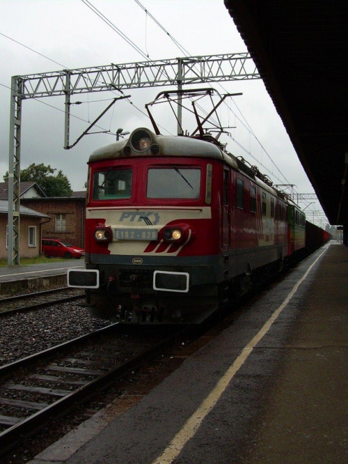 Tandem E128 - 028 i 182 - xxx prowadzi skład 40 węglarek w kierunku Wrocławia. Ciekawostką jest to, że były to lokomotywy dwóch różnych przewoźników: pierwsza PTKiGK Rybnik, a druga PTK Zabrze.
Zdjęcie wykonane 1 sierpnia 2010 roku. Przejazd pociągu na...