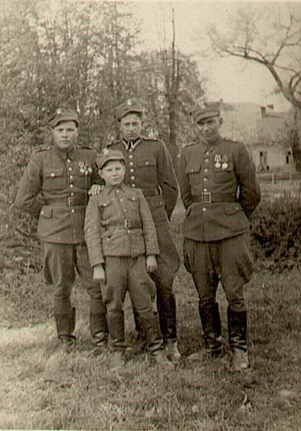Jest na nim mój ojciec - Władysław Szymkiewicz, jego koledzy i mały chłopak w mundurze. Na odwrocie jest napis: Rzeszów, 5 maja 1946r. Mogło być to wcześniej (sądząc po wieku mojego ojca).
Ojciec walczył w 12 Kołobrzeskim pp, 4 Pomorskiej dyw. im. J. K...