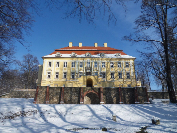 Nie mogę obojętnie przejechać obok tego pałacu, mam wrażenie,że staje się coraz piękniejszy :) #Biedrzychowice #szkoła #zima