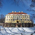 Nie mogę obojętnie przejechać obok tego pałacu, mam wrażenie,że staje się coraz piękniejszy :) #Biedrzychowice #szkoła #zima