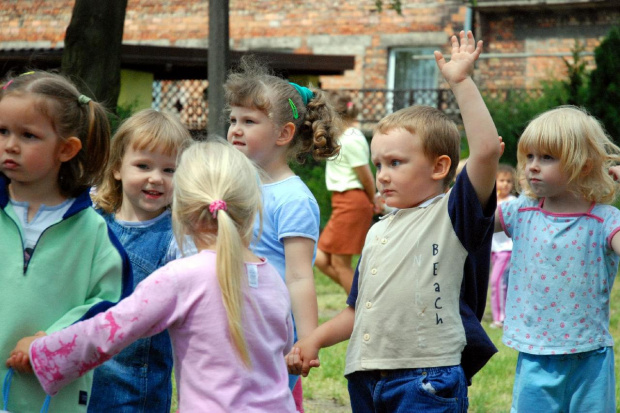 Od lewej: Olga, Wiktoria, Natalka (tyłem), Ola, mateusz i Kasia