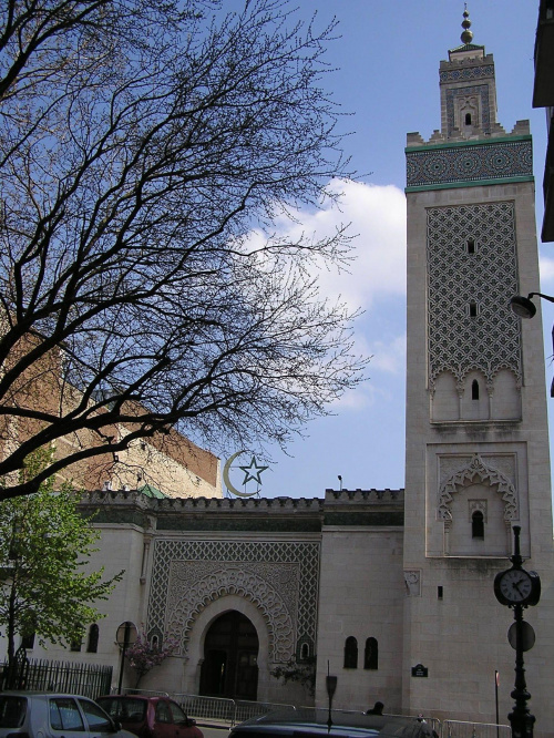 Meczet Paryski wybudowany został 1926 dzięki inicjatywie Instytutu Muzułmańskiego działającego w tym miejscu od 1920. Jego minaret liczy sobie 26 metrów, a w obrębie murów znajdują się między innymi biblioteka, restauracja i łaźnie.