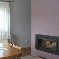 Kominek w świetle dziennym - ściana pomalowana jeżynowym koktajlem Duluxa:) czeka na jakiś kamień albo cegłę...