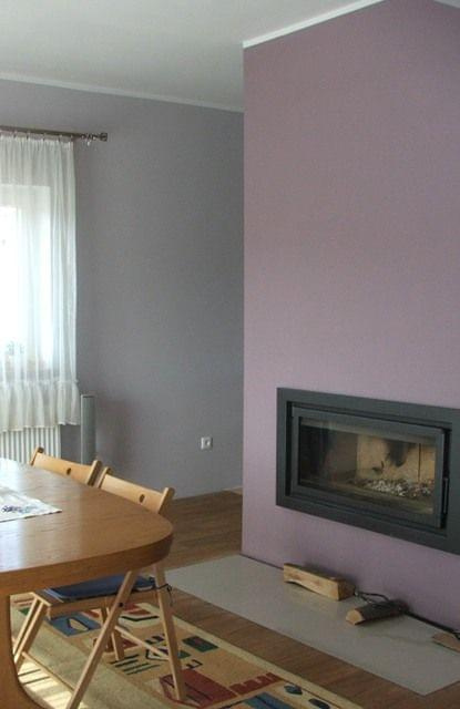 Kominek w świetle dziennym - ściana pomalowana jeżynowym koktajlem Duluxa:) czeka na jakiś kamień albo cegłę...