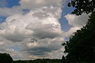 Znowu nadciagaja chmury , ale czy bedzie padac ? Jak to mowia z duzej chmury maly deszcz.... #chmury #laki