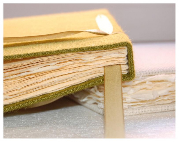 Pamiętnik + księga wpisów - materiały: papier ręcznie czerpany + płótno/kanwa + satynowa wstążka - jeszcze nieskończone