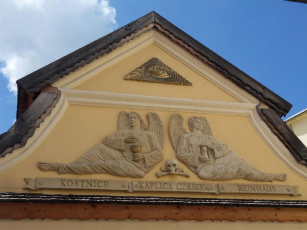 Portal Kaplicy Czaszek w Czermnej #Czermna #KaplicaCzaszek #kościół #wieża