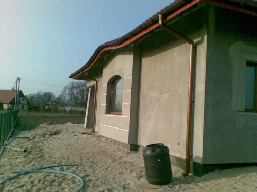 Kwiecień 2009 - instalacja spustów rynnowych #Kornelia #budowa
