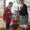 Rozdanie nadród w konkursie na stroik swiąteczny.