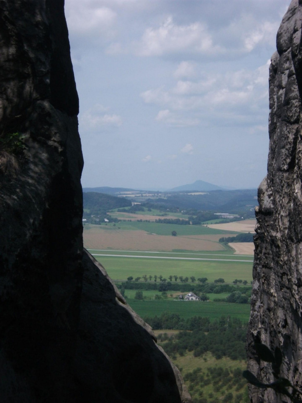 Widok ze skalnego okna... #CzeskiRaj #Czechy #SkalneMiasta